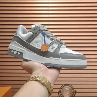 Louis Vuitton LV Trainer Zapatillas lifestyle blancas y grises suela chunky mediasola multicapa cierre doble correa
