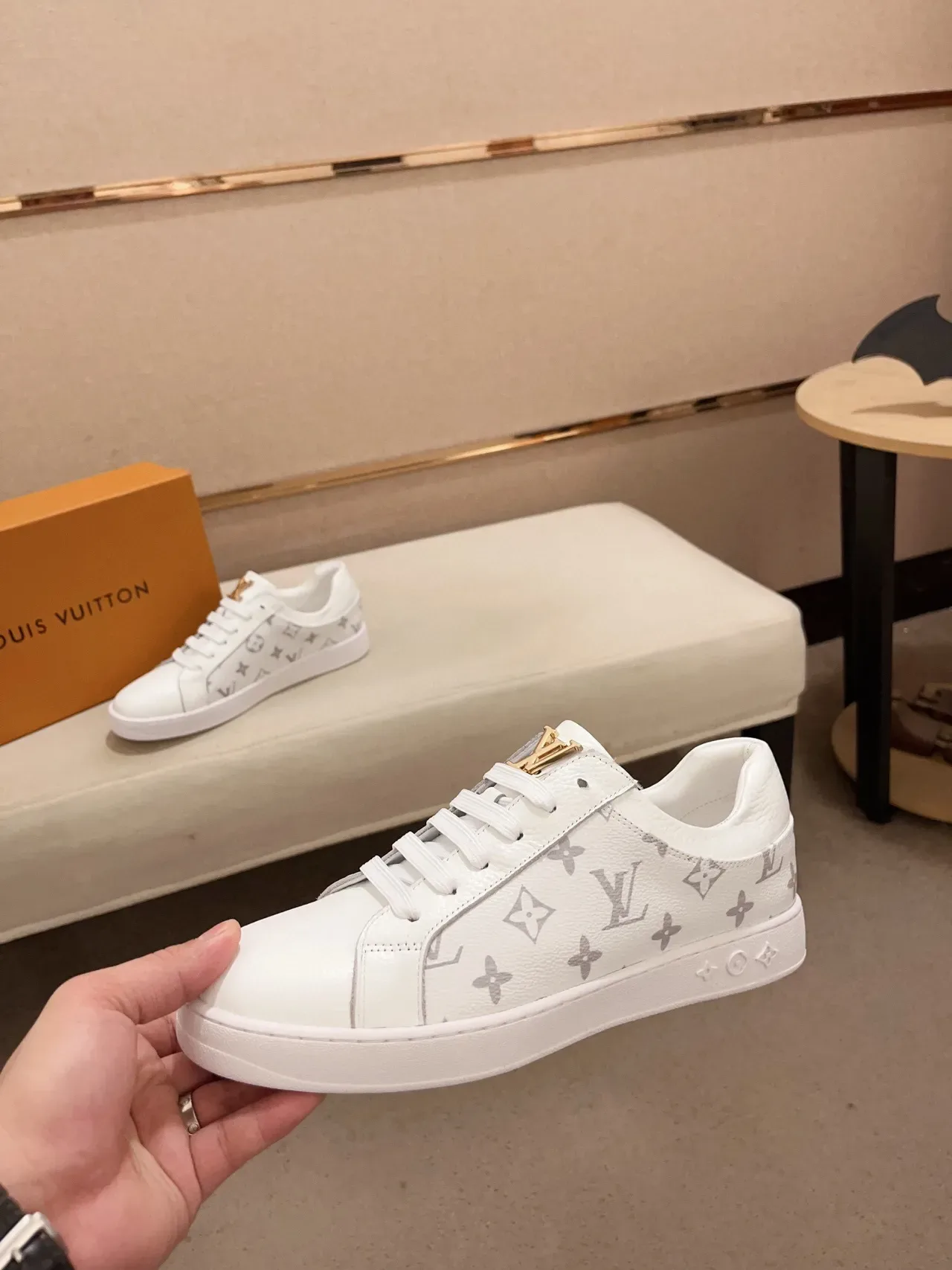Louis Vuitton LV Trainer Zapatillas Lifestyle Blancas Grises Monogram Canvas Cuero Toe Cap 3