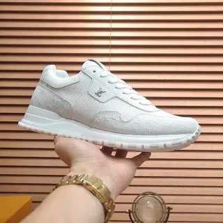 Louis Vuitton LV Trainer Tênis Lifestyle Brancos com Upper Monogramado em Tecido e Collar Acolchoado