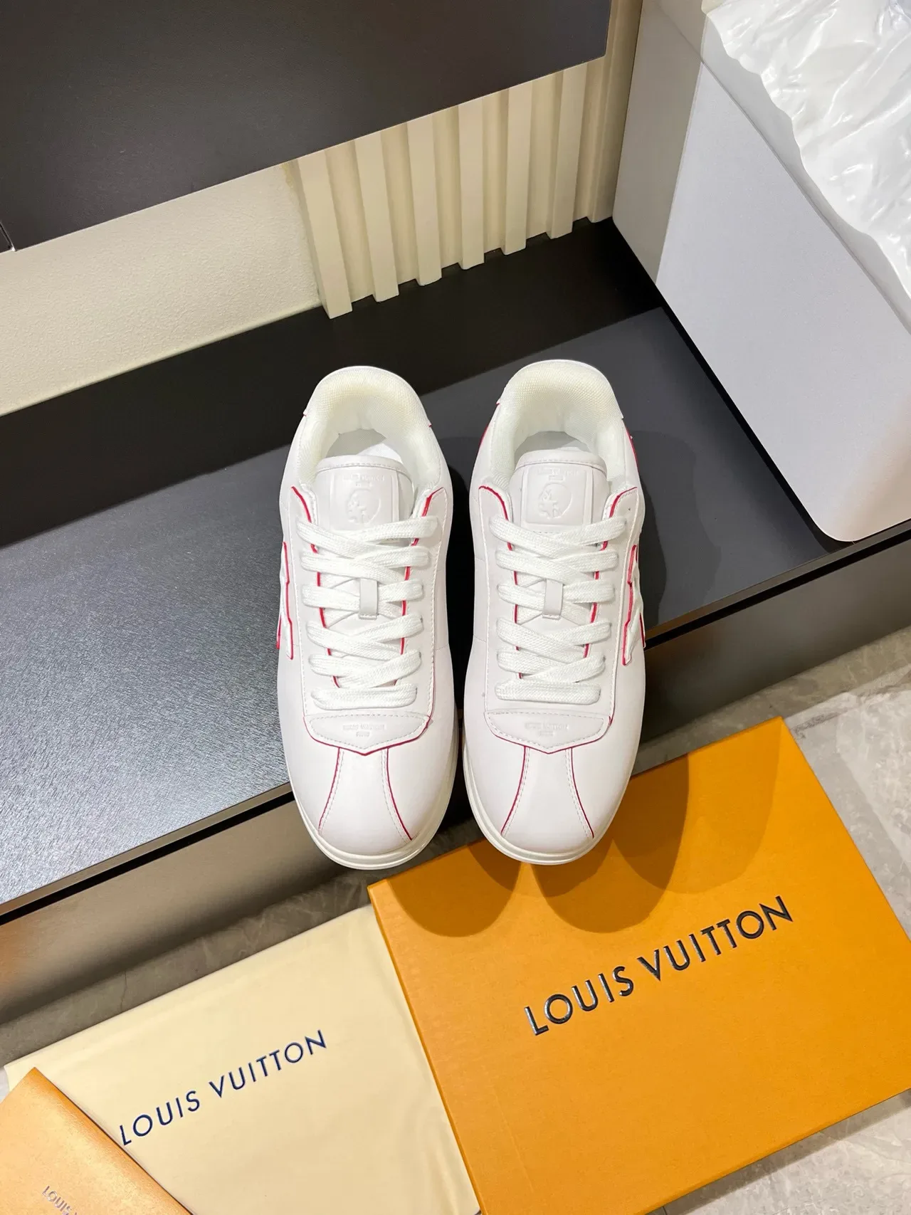 Louis Vuitton LV Trainer Blancas Rojas Cuero Superior Contraste Piping Zapatillas Lifestyle 2