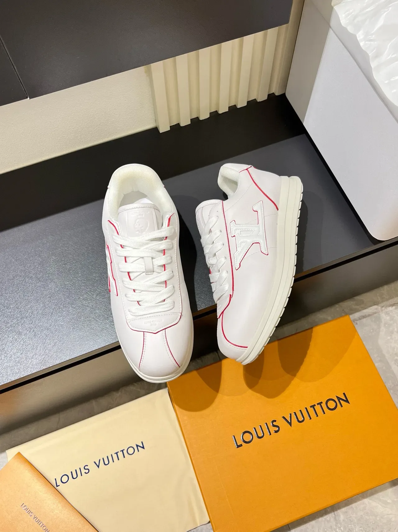 Louis Vuitton LV Trainer Blancas Rojas Cuero Superior Contraste Piping Zapatillas Lifestyle 3