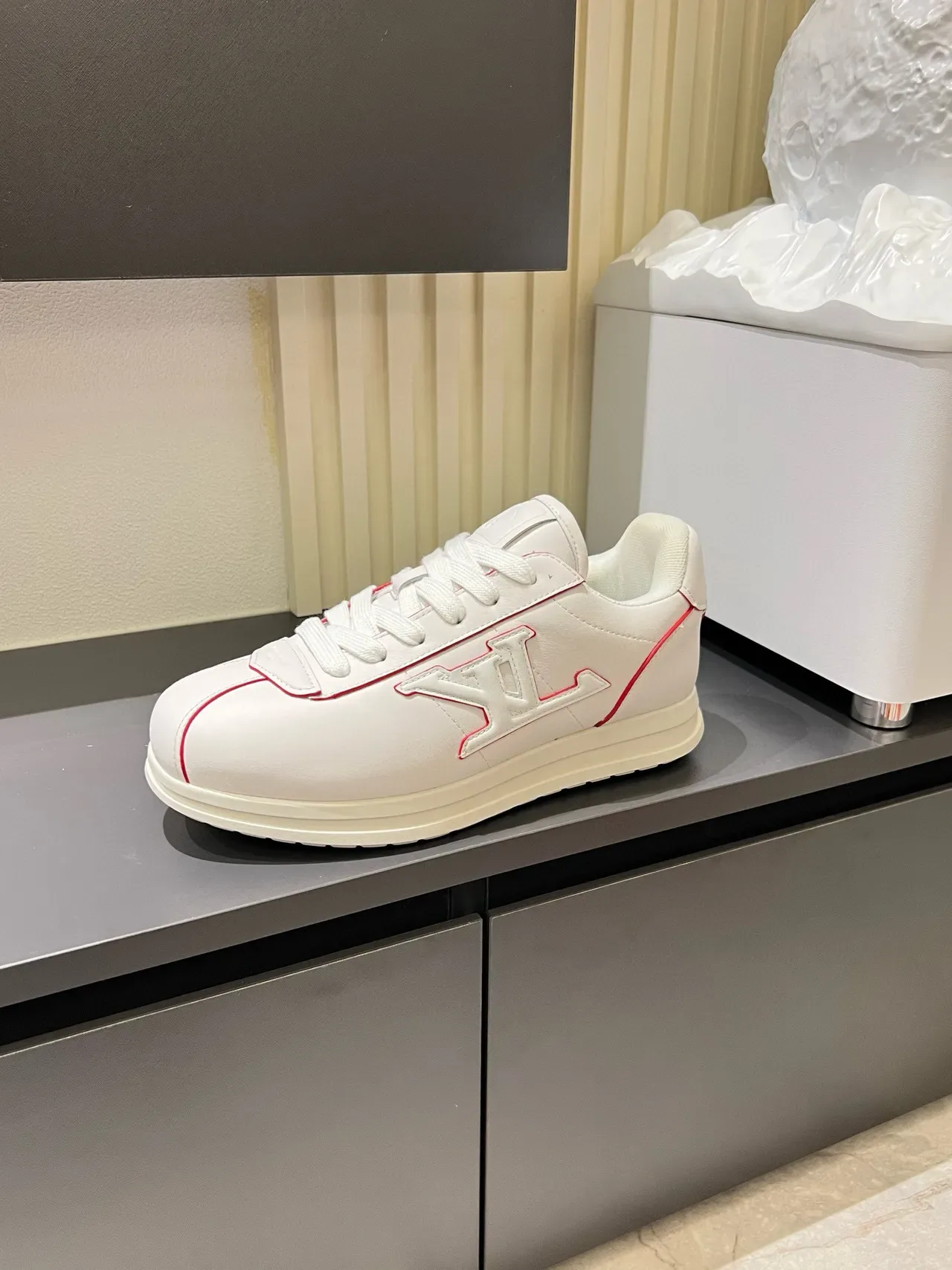 Louis Vuitton LV Trainer Blancas Rojas Cuero Superior Contraste Piping Zapatillas Lifestyle 4