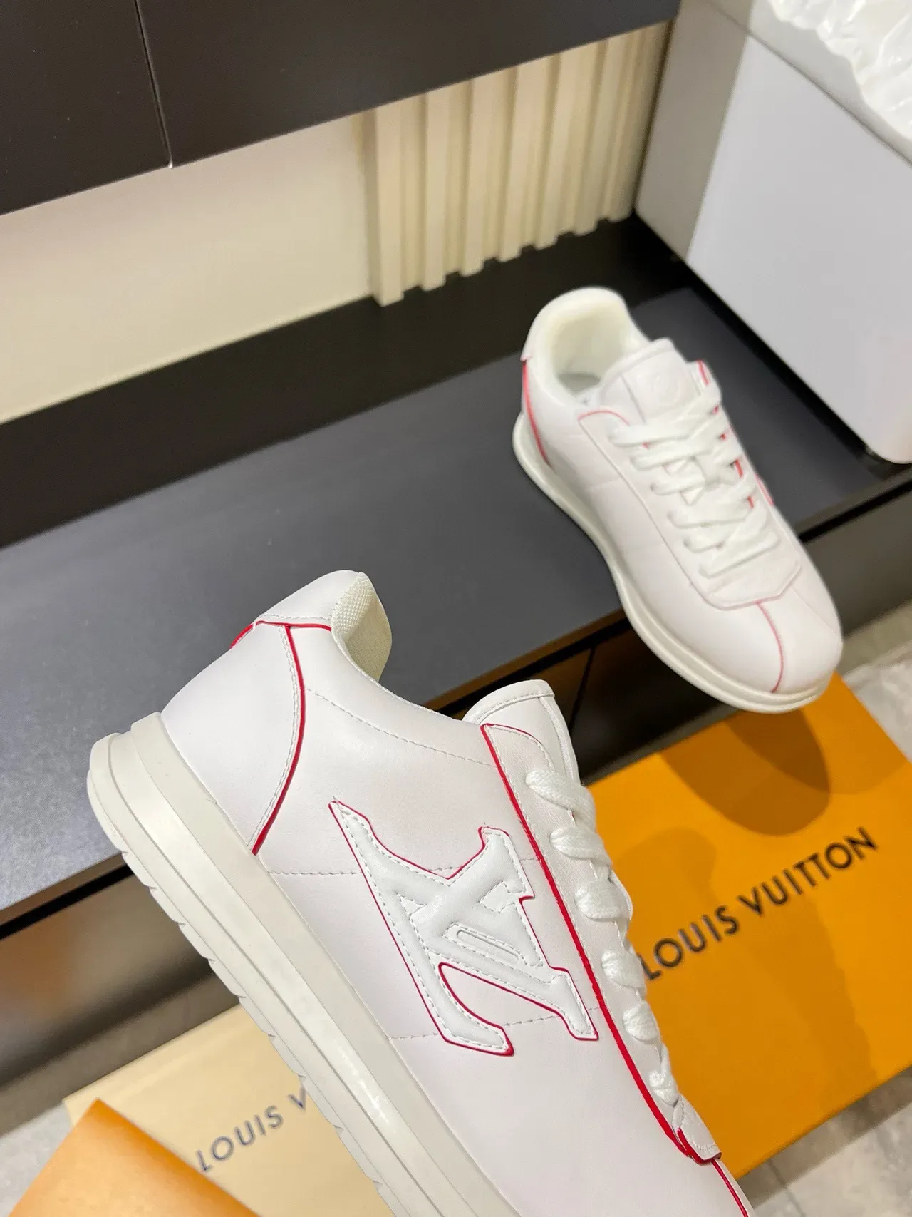 Louis Vuitton LV Trainer Blancas Rojas Cuero Superior Contraste Piping Zapatillas Lifestyle 7