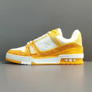 Louis Vuitton LV Trainer amarelo branco textil monograma em camadas detalhe de alça assimétrica tênis lifestyle