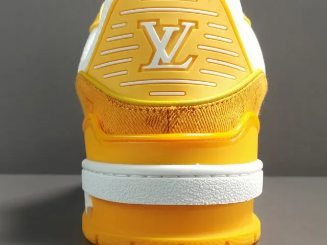 Louis Vuitton LV Trainer jaune blanc textile monogramme en couches détail bride asymétrique sneakers lifestyle 2