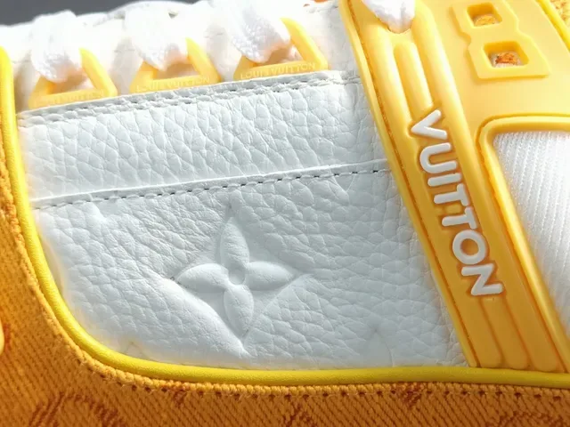 Louis Vuitton LV Trainer jaune blanc textile monogramme en couches détail bride asymétrique sneakers lifestyle 3