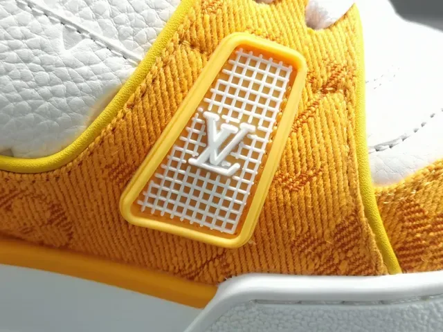 Louis Vuitton LV Trainer jaune blanc textile monogramme en couches détail bride asymétrique sneakers lifestyle 4