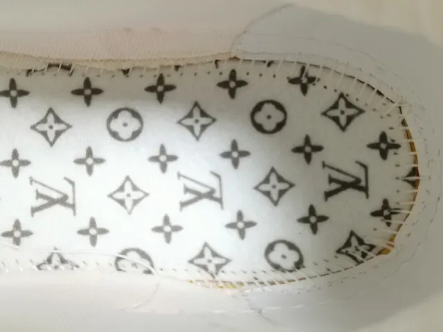 Louis Vuitton LV Trainer jaune blanc textile monogramme en couches détail bride asymétrique sneakers lifestyle 5