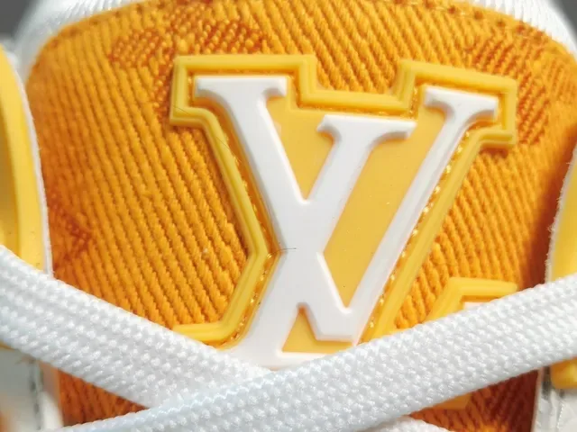 Louis Vuitton LV Trainer jaune blanc textile monogramme en couches détail bride asymétrique sneakers lifestyle 7