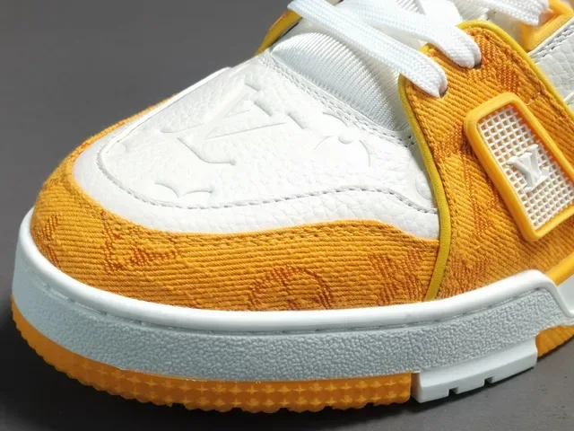 Louis Vuitton LV Trainer jaune blanc textile monogramme en couches détail bride asymétrique sneakers lifestyle 8