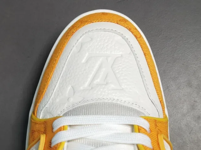 Louis Vuitton LV Trainer jaune blanc textile monogramme en couches détail bride asymétrique sneakers lifestyle 9