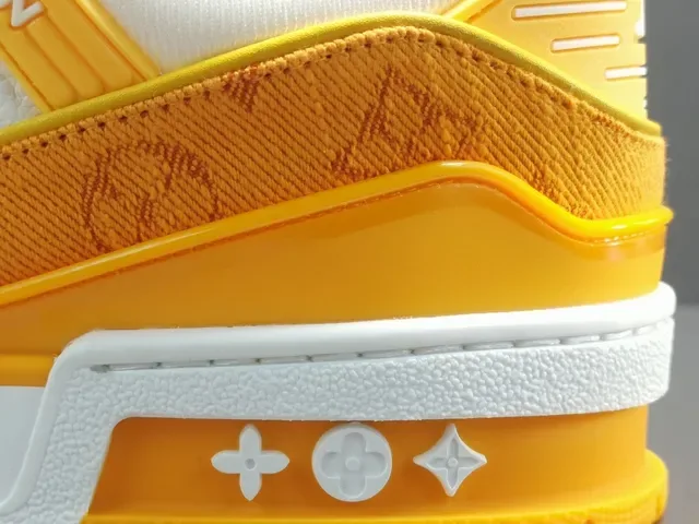 Louis Vuitton LV Trainer jaune blanc textile monogramme en couches détail bride asymétrique sneakers lifestyle 10