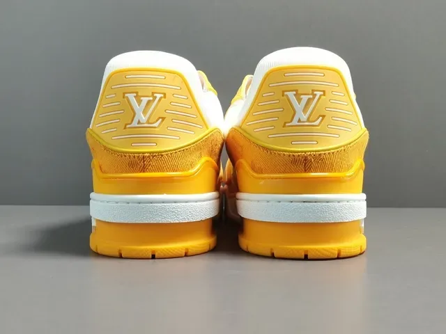 Louis Vuitton LV Trainer jaune blanc textile monogramme en couches détail bride asymétrique sneakers lifestyle 12