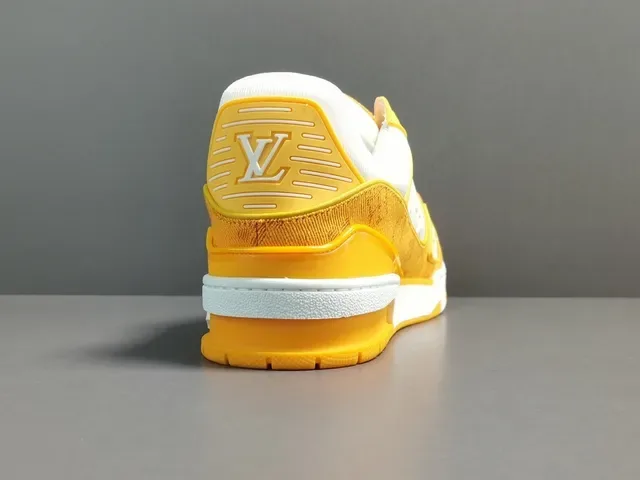 Louis Vuitton LV Trainer jaune blanc textile monogramme en couches détail bride asymétrique sneakers lifestyle 13