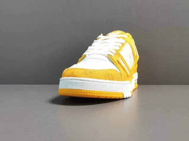 Louis Vuitton LV Trainer jaune blanc textile monogramme en couches détail bride asymétrique sneakers lifestyle 14