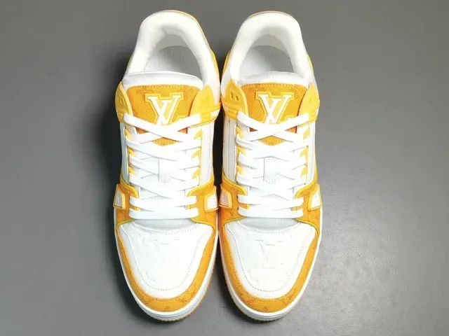 Louis Vuitton LV Trainer jaune blanc textile monogramme en couches détail bride asymétrique sneakers lifestyle 15