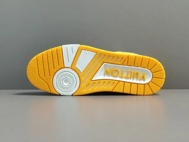 Louis Vuitton LV Trainer jaune blanc textile monogramme en couches détail bride asymétrique sneakers lifestyle 16