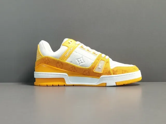 Louis Vuitton LV Trainer jaune blanc textile monogramme en couches détail bride asymétrique sneakers lifestyle 17