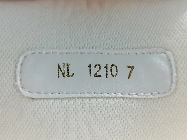 Louis Vuitton LV Trainer jaune blanc textile monogramme en couches détail bride asymétrique sneakers lifestyle 18