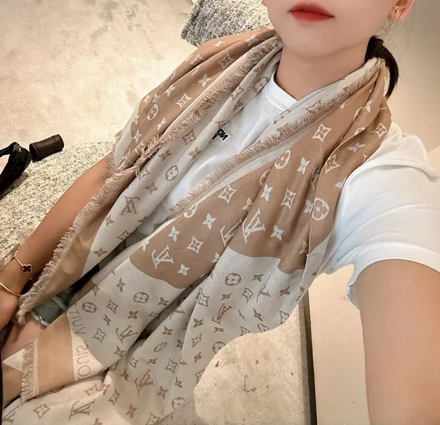 Louis Vuitton Monogram écharpe de soie beige et blanche 3