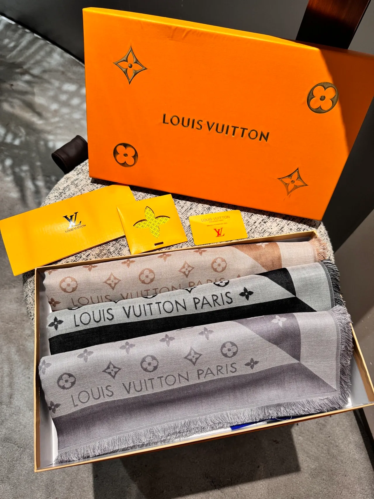 Louis Vuitton Monogram écharpe de soie beige et blanche 4