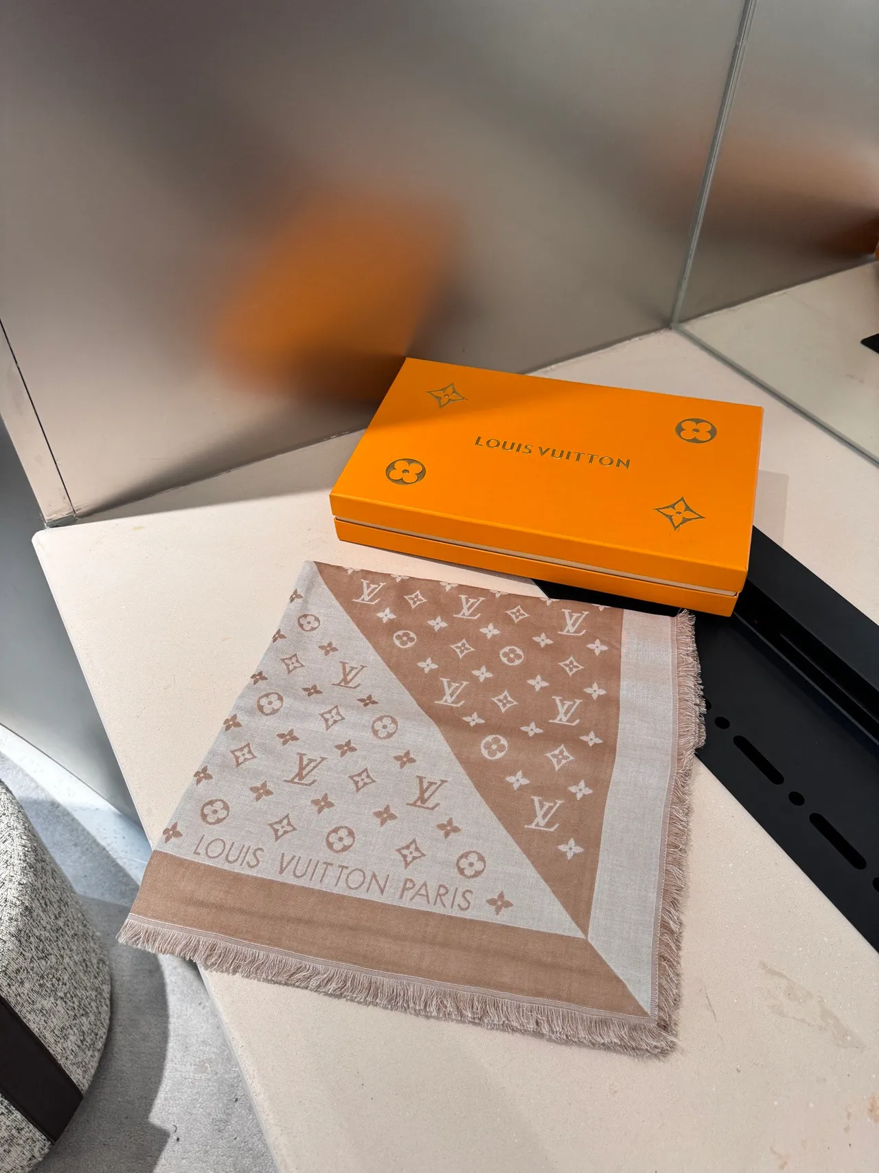 Louis Vuitton Monogram écharpe de soie beige et blanche 6