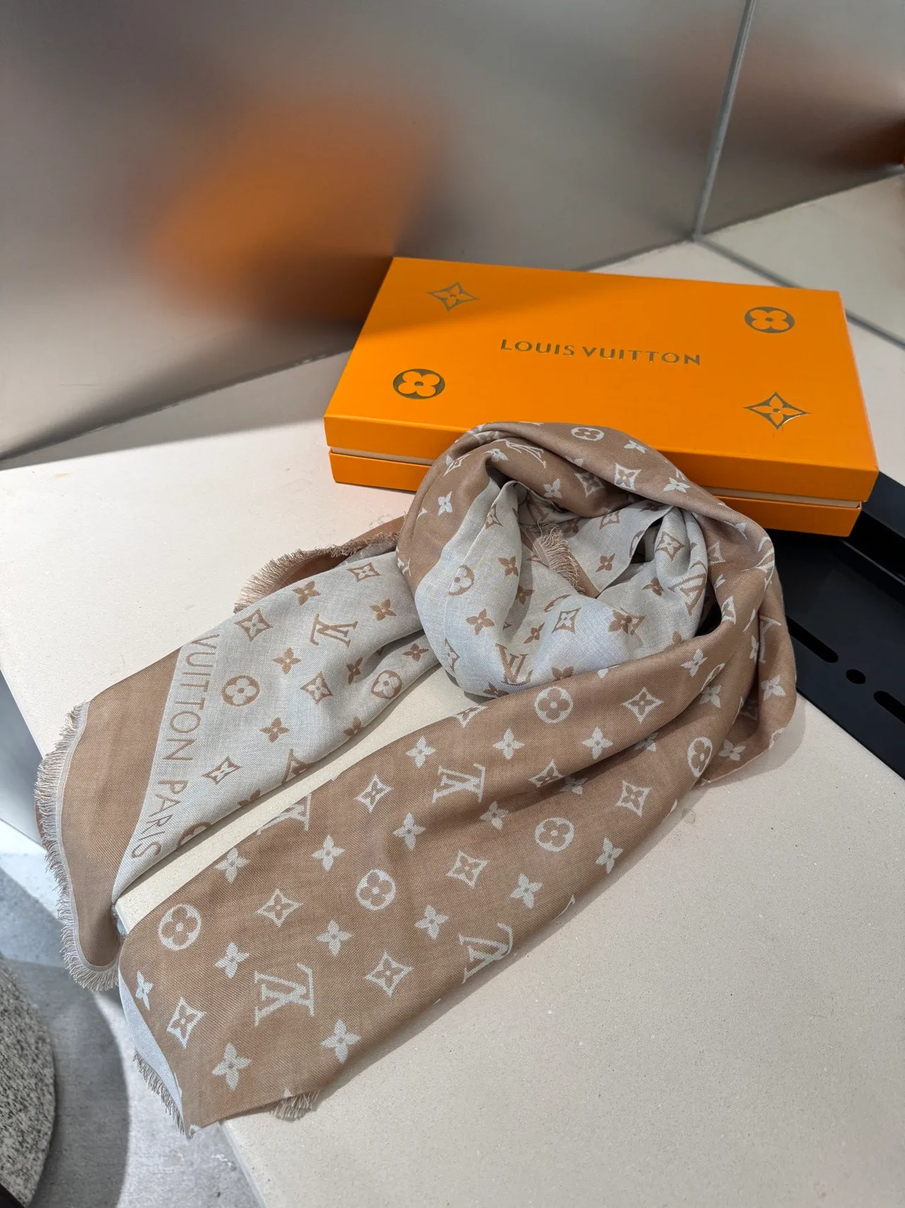 Louis Vuitton Monogram écharpe de soie beige et blanche 7