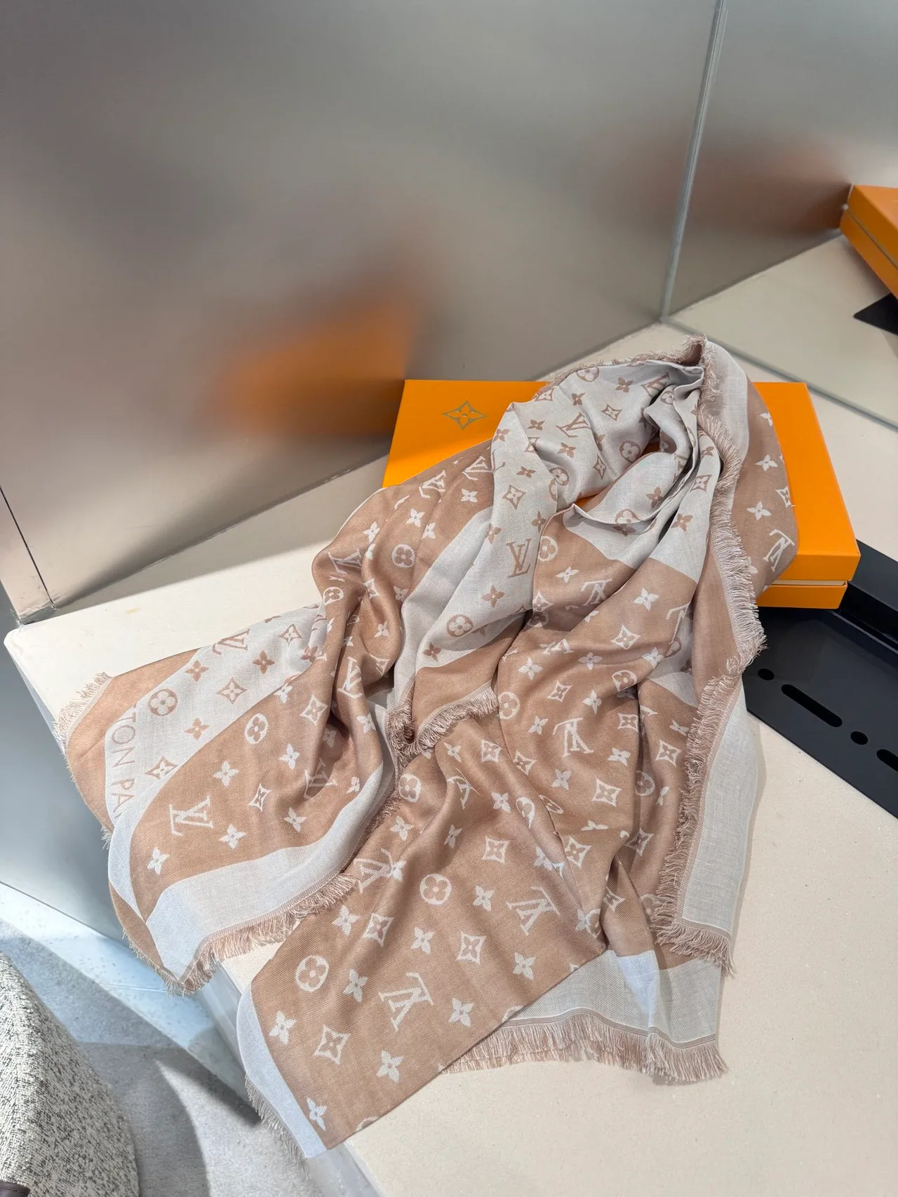 Louis Vuitton Monogram écharpe de soie beige et blanche 8