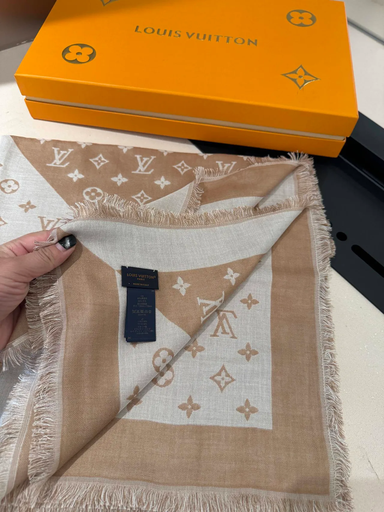 Louis Vuitton Monogram écharpe de soie beige et blanche 9