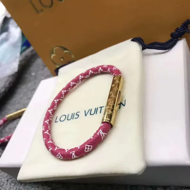 سوار Louis Vuitton مونوغرام ذهبي وردي مبروك خيط مونوغرام مغلف أسطواني 4