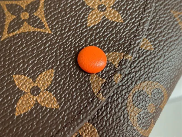 Louis Vuitton Monogram toile flap snap portefeuille court 22