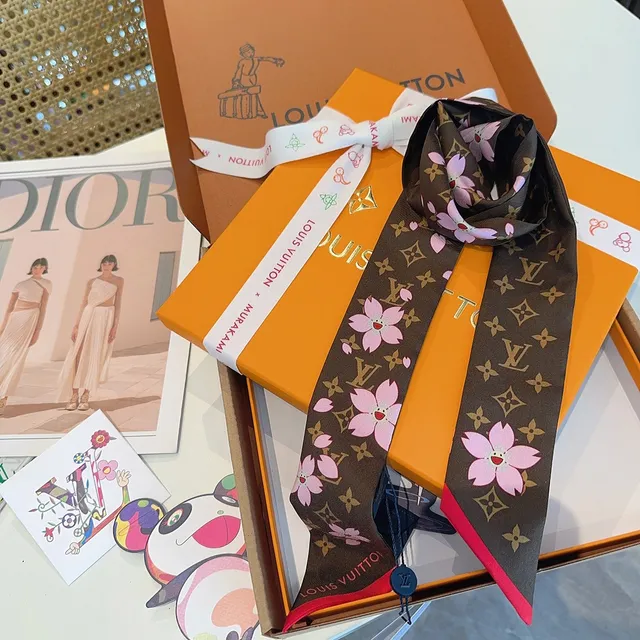 Louis Vuitton मोनोग्राम चेरी ब्लॉसम सिल्क स्कार्फ 6
