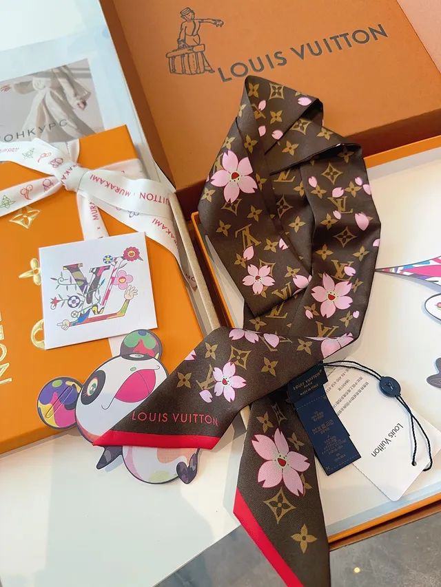 Louis Vuitton मोनोग्राम चेरी ब्लॉसम सिल्क स्कार्फ 3