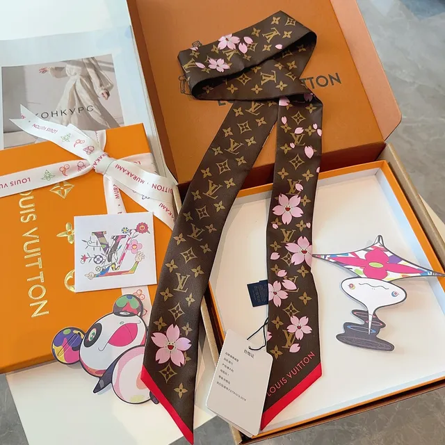 Louis Vuitton मोनोग्राम चेरी ब्लॉसम सिल्क स्कार्फ 4