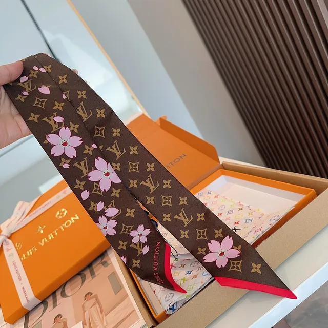 Louis Vuitton मोनोग्राम चेरी ब्लॉसम सिल्क स्कार्फ 5
