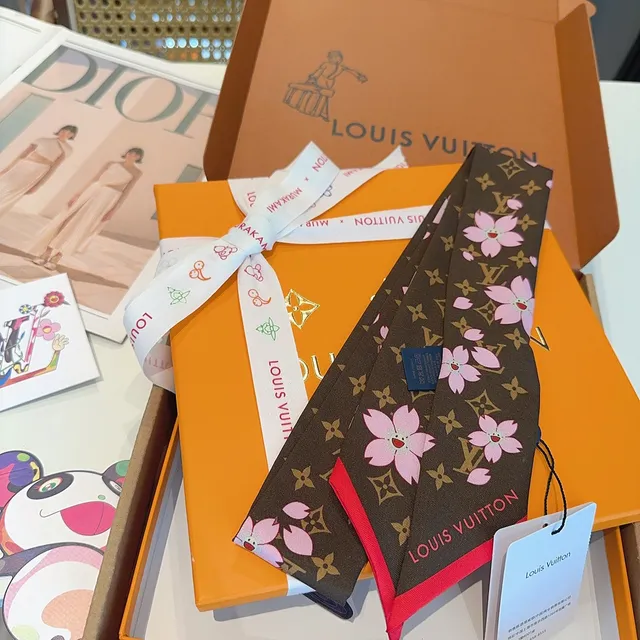 Louis Vuitton मोनोग्राम चेरी ब्लॉसम सिल्क स्कार्फ 7
