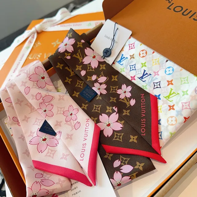 Louis Vuitton मोनोग्राम चेरी ब्लॉसम सिल्क स्कार्फ 8