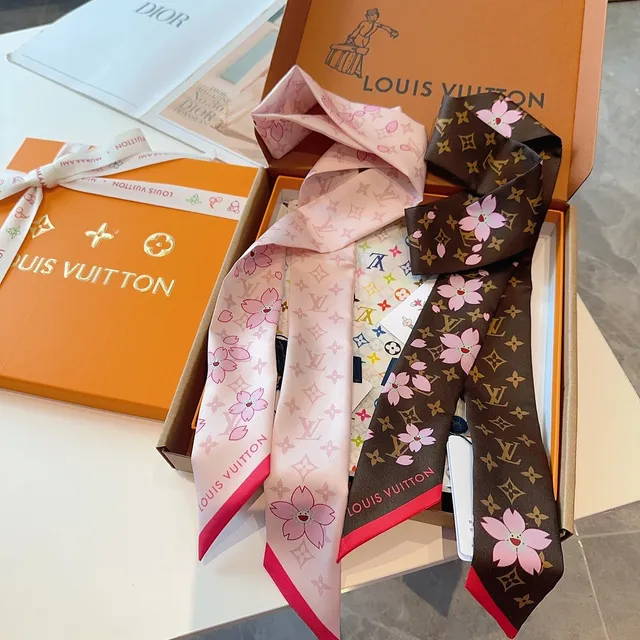 Louis Vuitton मोनोग्राम चेरी ब्लॉसम सिल्क स्कार्फ 9