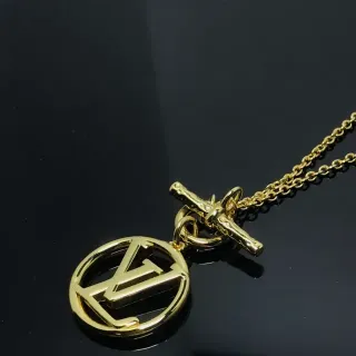 Colar Louis Vuitton Monogram pingente circular Gold-Tone