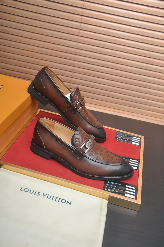 Louis Vuitton Monogram-Embossed مكاسين بنية 4