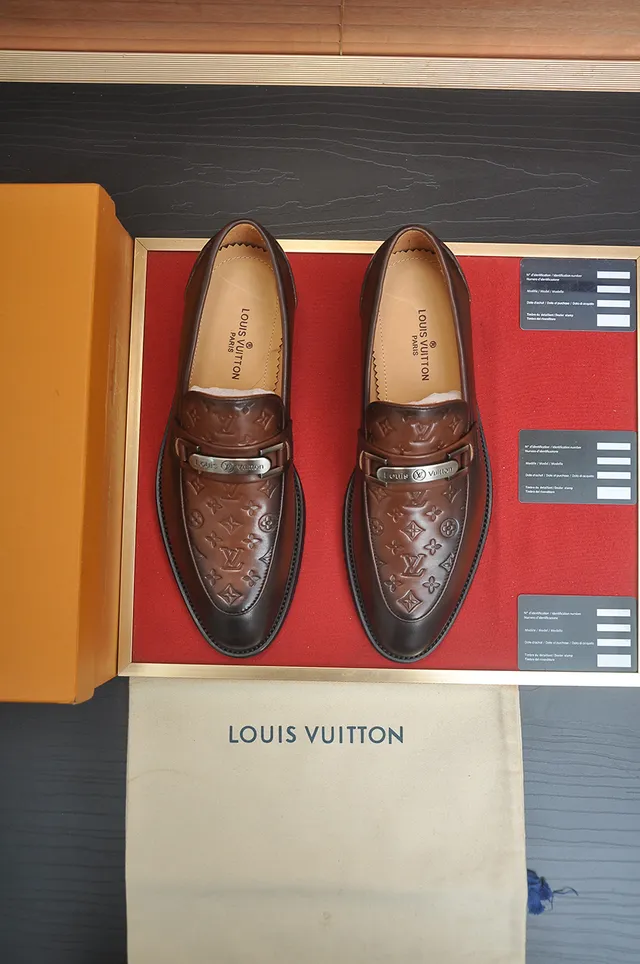 Louis Vuitton Monogram-Embossed مكاسين بنية 5