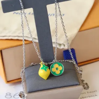 Colar Louis Vuitton Monogram Charms Flores e Frutas Esmalte Amarelo Verde Corrente de Tom Prateado
