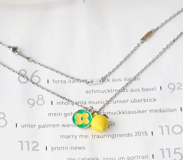 Colar Louis Vuitton Monogram Charms Flores e Frutas Esmalte Amarelo Verde Corrente de Tom Prateado 2