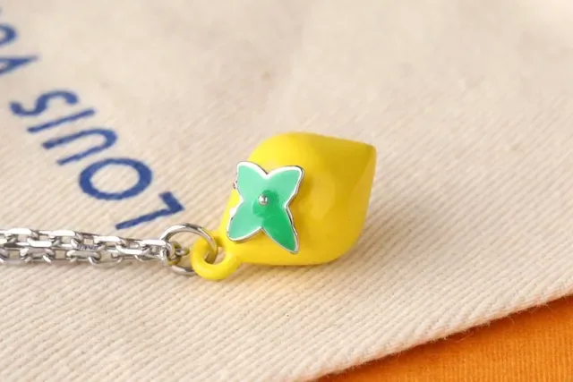 Colar Louis Vuitton Monogram Charms Flores e Frutas Esmalte Amarelo Verde Corrente de Tom Prateado 5