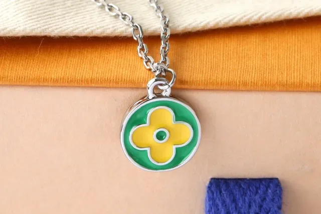 Colar Louis Vuitton Monogram Charms Flores e Frutas Esmalte Amarelo Verde Corrente de Tom Prateado 6