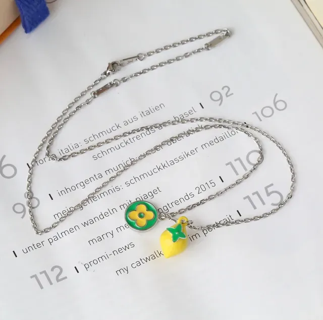 Colar Louis Vuitton Monogram Charms Flores e Frutas Esmalte Amarelo Verde Corrente de Tom Prateado 7