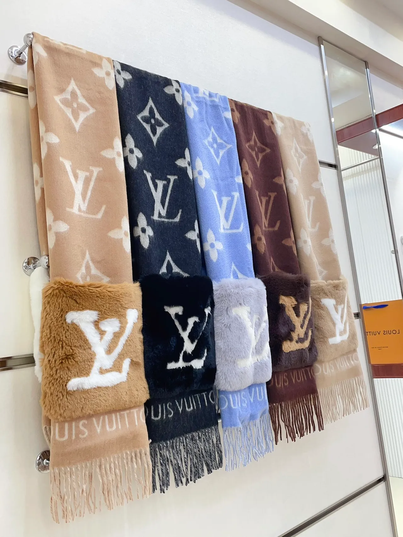 Louis Vuitton Monogram ফার ব্রাউন এবং সাদা ক্যাশমির স্কার্ফ 4