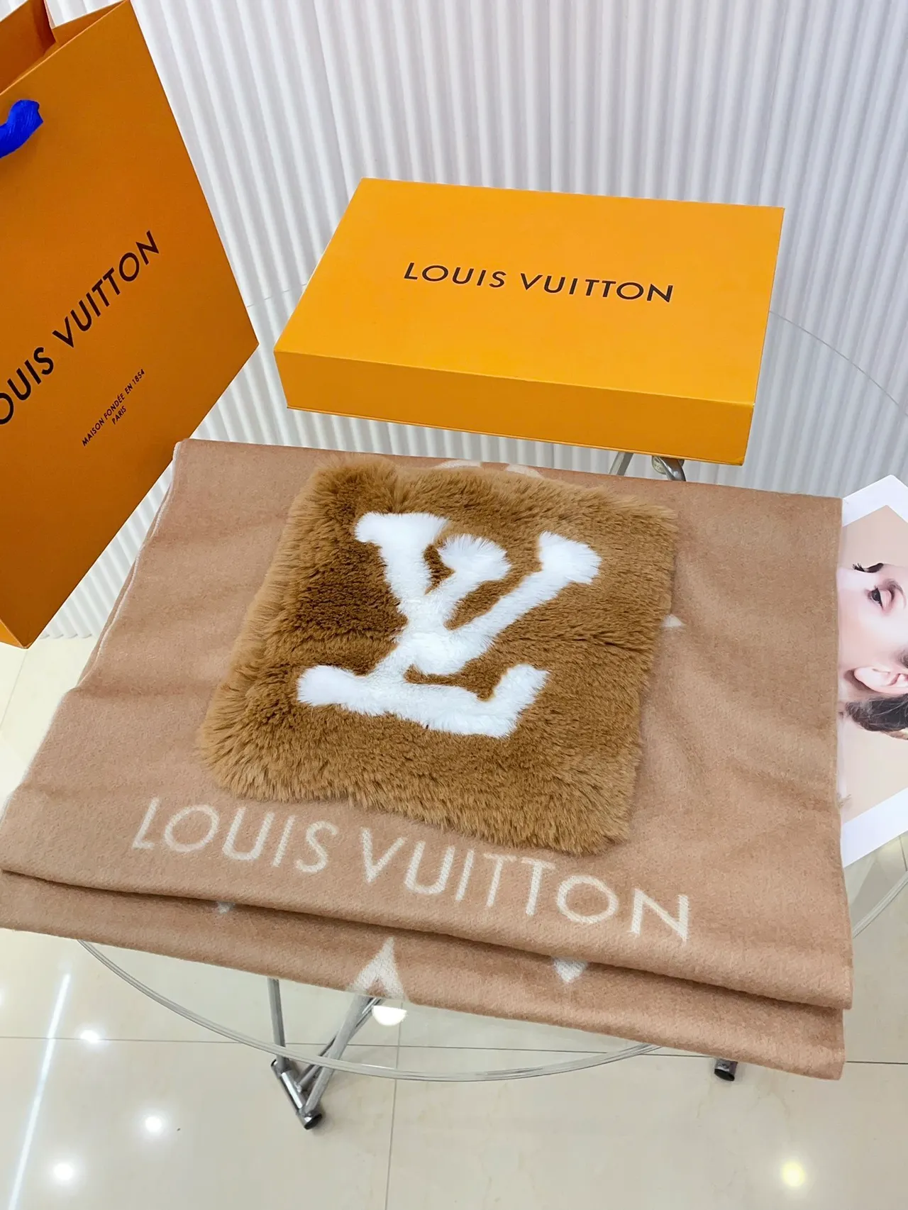 Louis Vuitton Monogram ফার ব্রাউন এবং সাদা ক্যাশমির স্কার্ফ 5