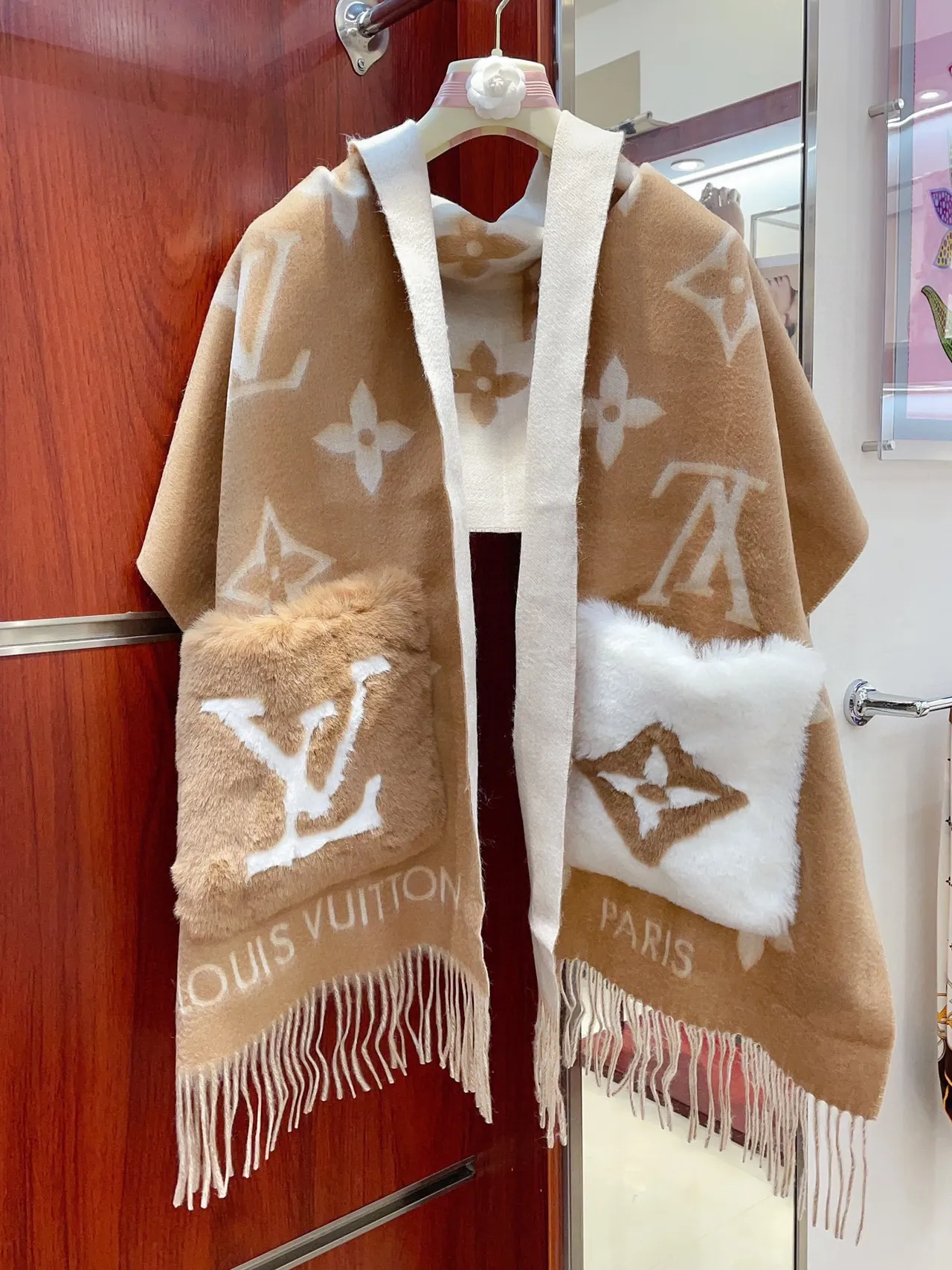 Louis Vuitton Monogram ফার ব্রাউন এবং সাদা ক্যাশমির স্কার্ফ 6