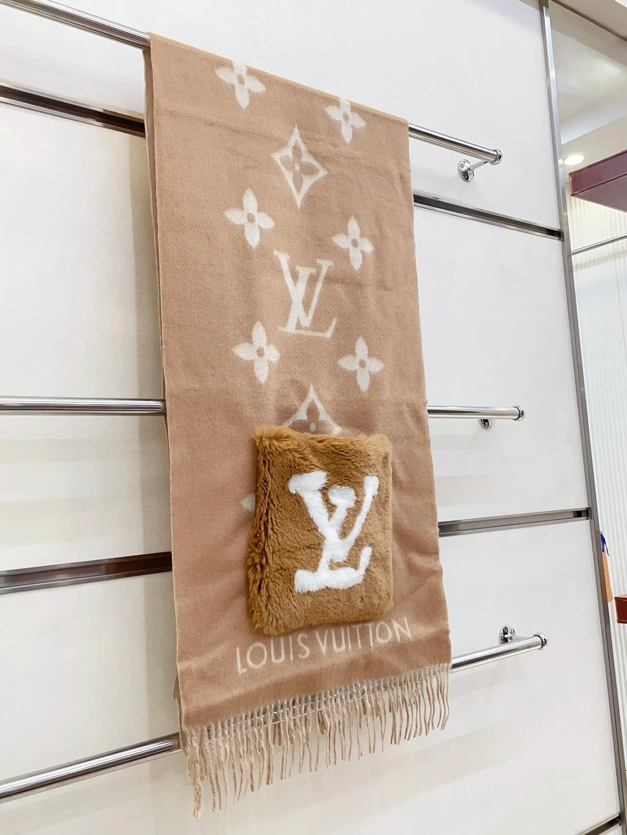 Louis Vuitton Monogram ফার ব্রাউন এবং সাদা ক্যাশমির স্কার্ফ 7